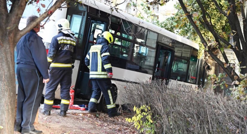 Buszbaleset történt Sásdnál: 14-en utaztak a járaton, a helyszínre mentő is érkezett