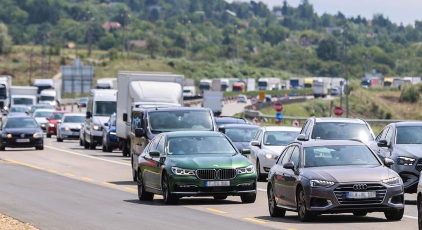 STOP tábla az autópályán! Ne megszokásból vezess ma!