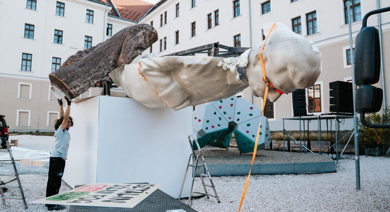 Megérkezett a Sztálin-szobor Budapestre, amit október 23-án ledöntenek a Városháza Parkban