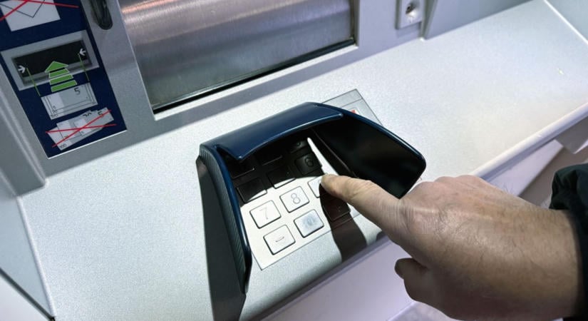 Hamis nyomozók ürítették ki egy idős férfi cégének a bankszámláját  videó