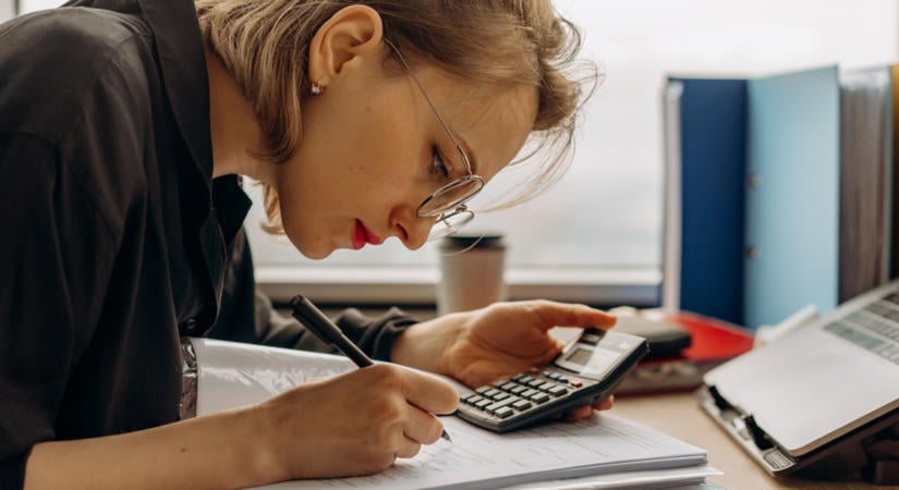 Veszélyben a béremelés? A dolgozóknak nagy pofon lehet az adóreform, szakértő magyarázta el a helyzetet