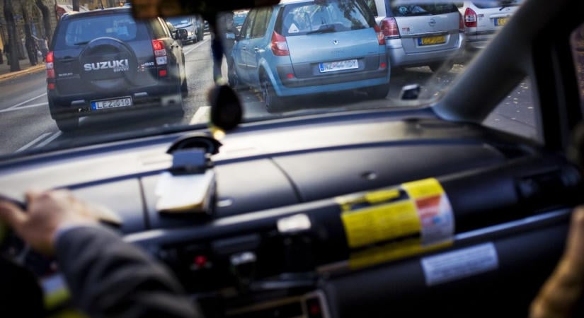 „Nem csaltam, csak borravalót kaptam és városnézésre vittem őket!” – vallomást tett a hiéna taxizással lebukó 46 éves nagymama