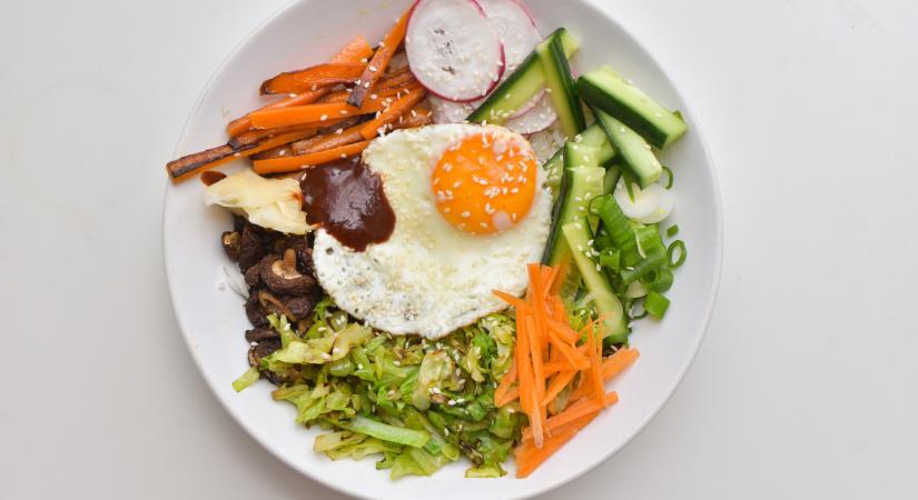 Hűtőmaradékok csinos rendben: így készül a bibimbap