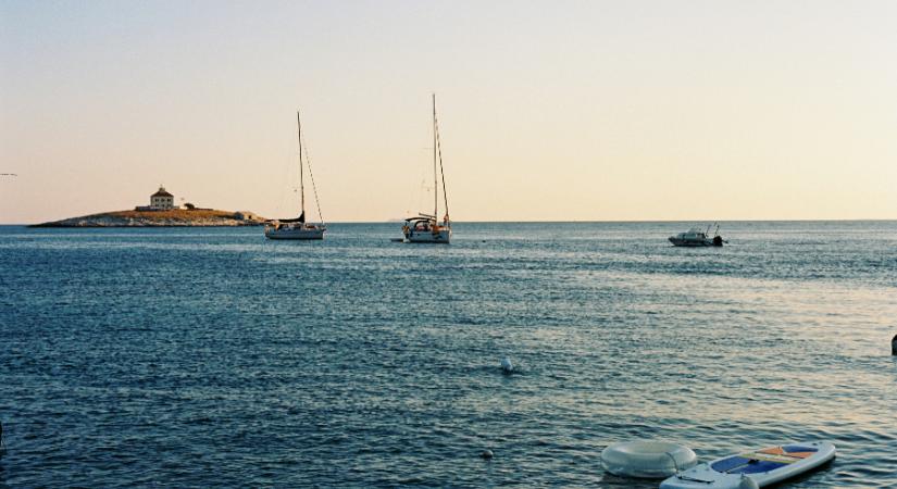 Pillanatok alatt eltűnt a tenger – ritka meteocunami sokkolta a turistákat Hvar szigetén