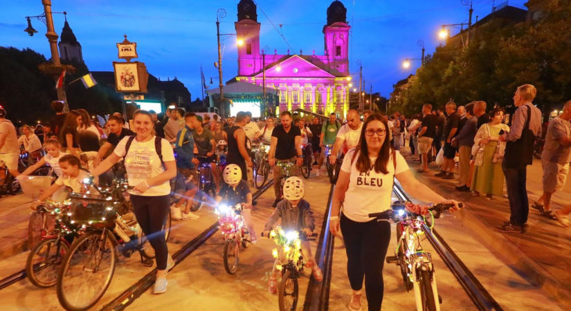 Fotókon és videón a Night Ride – fényárban tekertek végig Debrecenen a karneváli felvonulók!