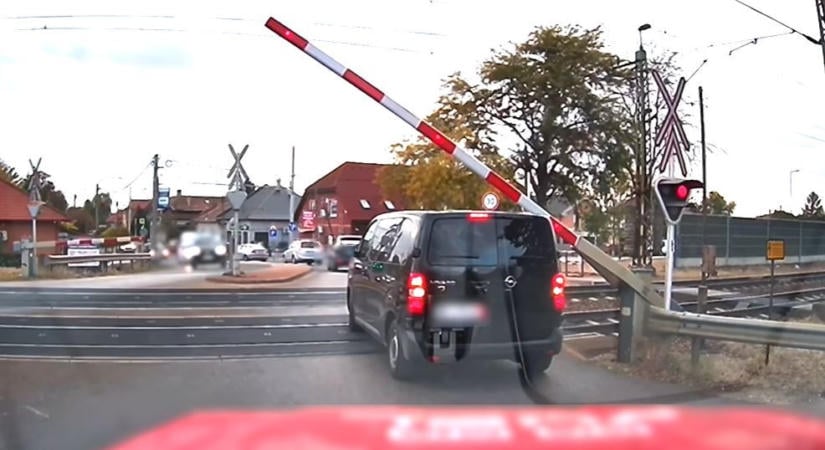 Lefagyott a síneken rekedt kisbusz sofőrje, egy másik autós lépett közbe – videó