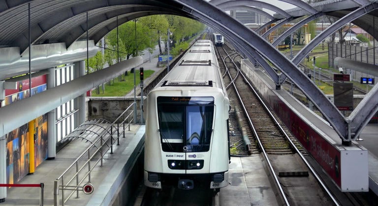 Változik a 2-es metró közlekedése péntek késő estétől, így érdemes készülni