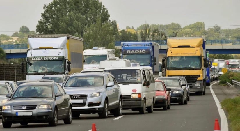 Kisbusz hajtott a terelésbe az M3-as autópályán – nagy a torlódás!