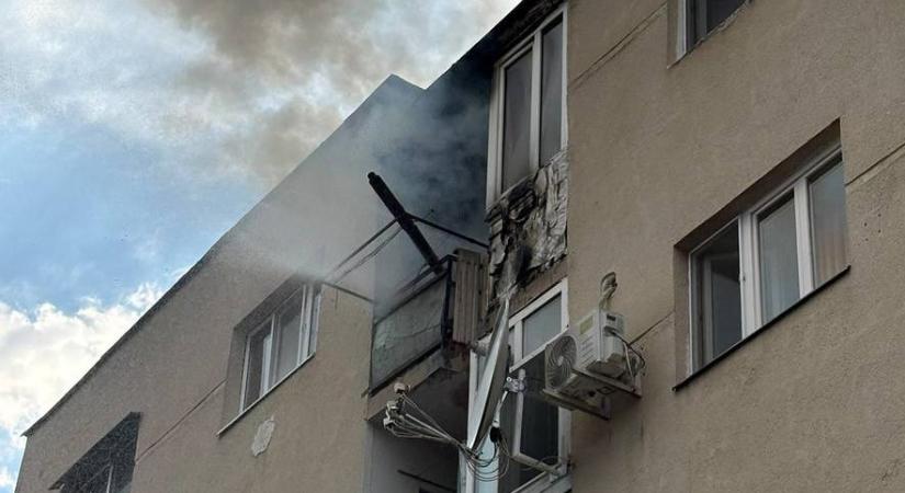 Tűz ütött ki egy sepsiszentgyörgyi négyemeletes tömbház legfelső szintjén (VIDEÓ)