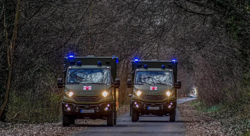 Megérkezett a honvédség három új sebesültszállító katonai járműve