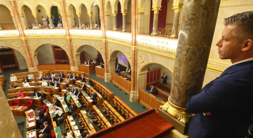 Új fideszes képviselő érkezik a parlamentbe, fontos törvénymódosítások, Magyar Péter napirend előtti felszólalása - így indul ma az országgyűlés