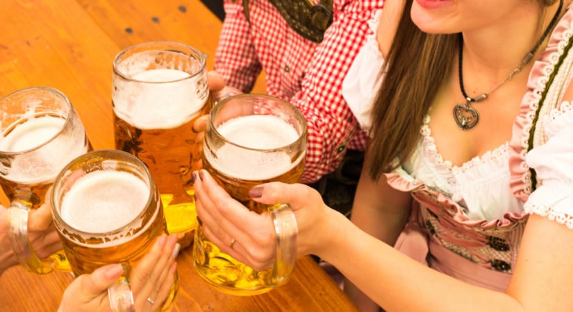 Müncheni sör, bajor kolbász és élőzene: hétvégén kezdődik a budapesti Oktoberfest