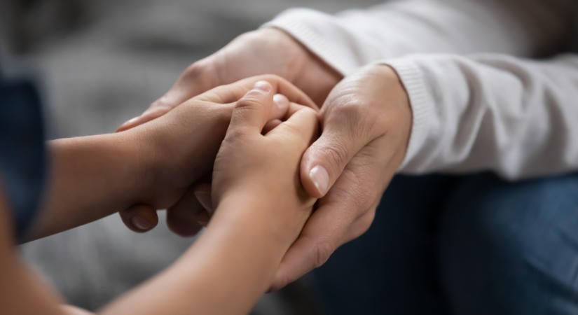 Rejtett szakemberhiányról beszélnek a gyermekvédelemben, súlyos számok kerültek elő