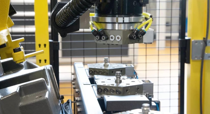 Egy robotcella egyetlen gyorscserélővel kezeli a változó alkatrészpalettát