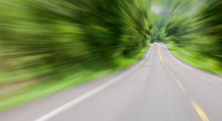 Nem csak gyorsabban mész: ezért „vakít meg” a sebesség vezetés közben