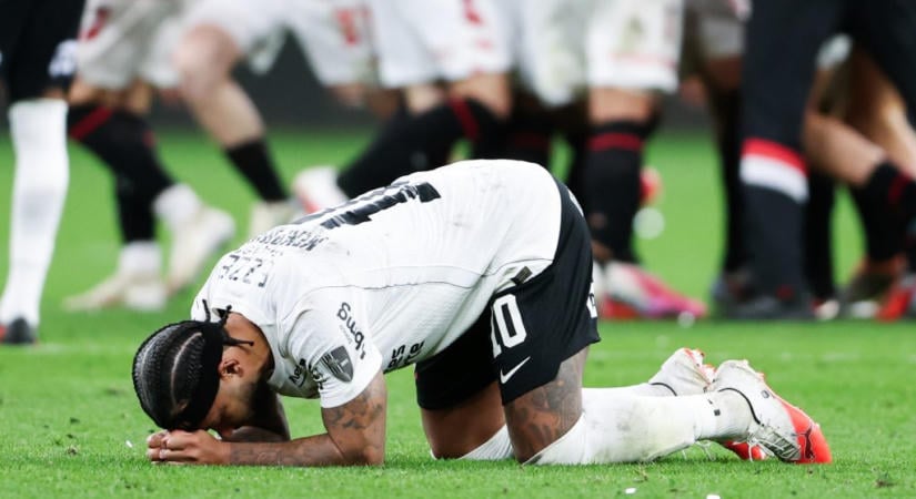 Hős lehetett volna Memphis Depay, de égbe lőtte a 101. perces büntetőjét