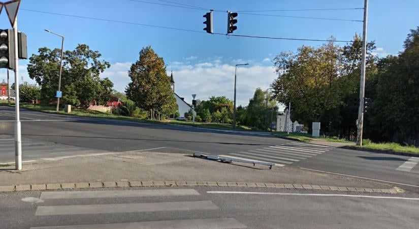 Elsötétültek a jelzőlámpák egy pécsi kereszteződésben