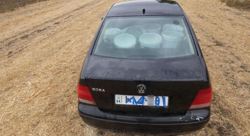 Letakart rendszám, árulkodó csomagtartó! Szakadt Volkswagen menekült Debrecenben, nem akárki ült benne