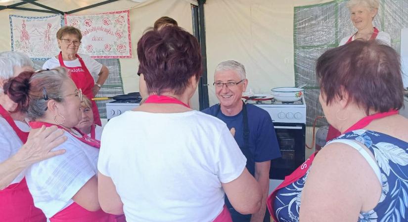 Gyurcsány Ferenc elment a palotási halfesztiválra az új élettársával, harcsapaprikás szekcióban az első lett a csapatával