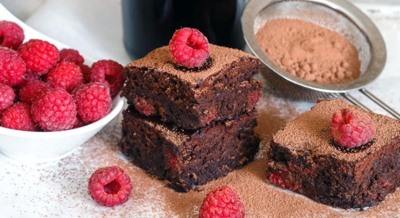 Duplacsokis málnás brownie recept: egyszerű és ellenállhatatlan