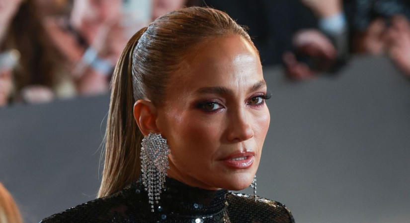 Retró bikiniben mutatta meg alakját az 57 éves Jennifer Lopez  Hamisítatlan pin-up lány az énekesnő: SZEXI FOTÓK