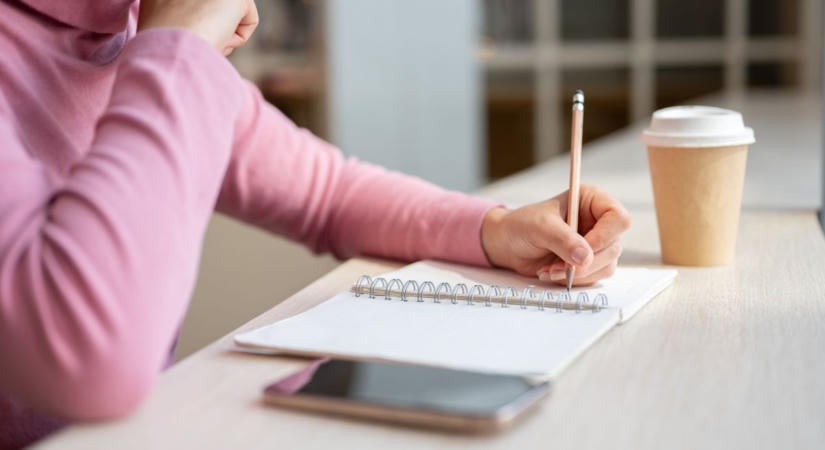 Ilyen a magas IQ-jú emberek kézírása: ezekből a jelekből azonnal felismerheted