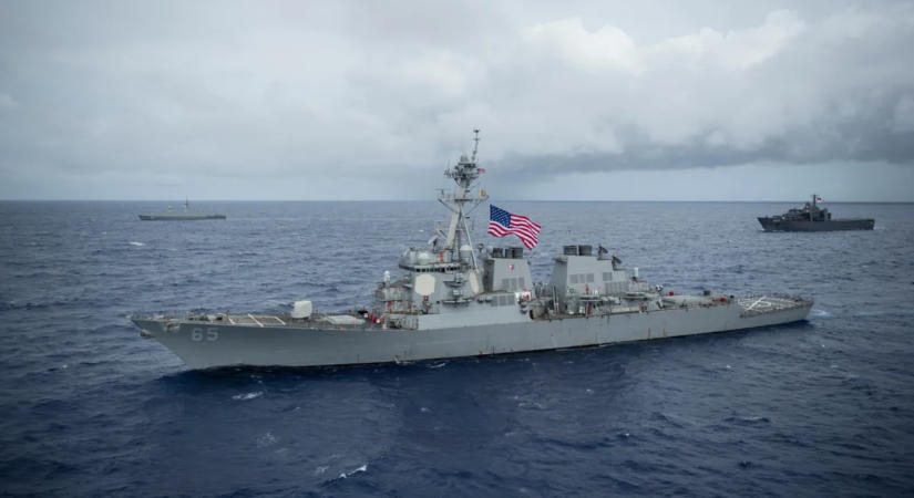 Teljes káosz Trump haditengerészetében: újabb horrorhajón szenvednek a katonák