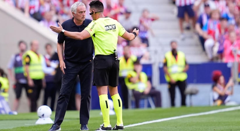 Már a szünetben botrány volt a Real Madrid vesztes derbijén, Mourinho kiborult a bírók miatt - videó