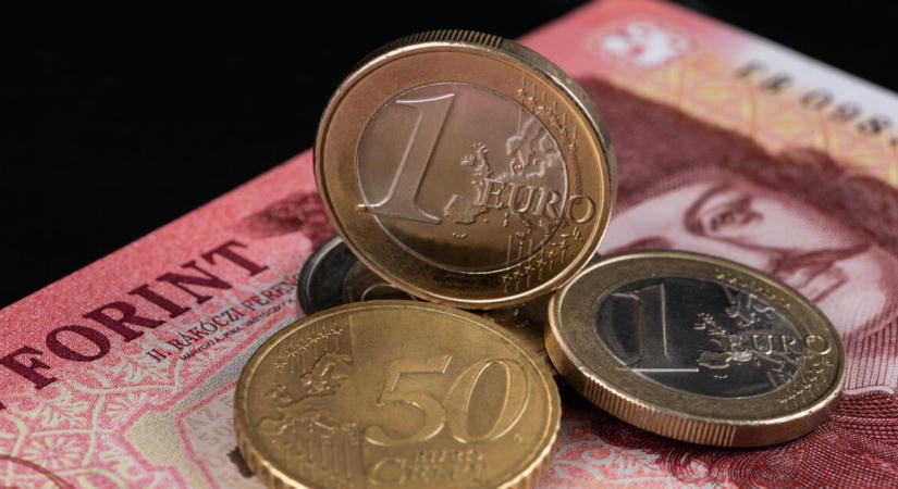 Ennyit ért a forint csütörtök estére – nézze meg, mennyiért adják az eurót!