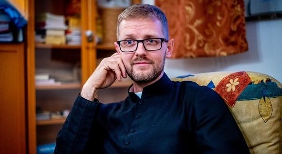 Hodász András, a saját kérésére felmentett pap felnéz Karsai Dánielre