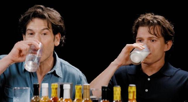 Tom Hollandot legyőzte a csípős szárny: történelmet írt a Hot Ones-ban