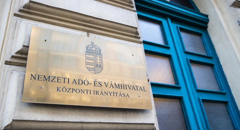 Fontos tájékoztatást adott ki a NAV és a Pénzügyminisztérium a szeptemberi gyógyszeráfa-csökkentésről
