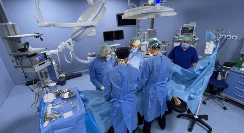 Beköltözött a műtőbe az AI, először segített egy agydaganat eltávolításában