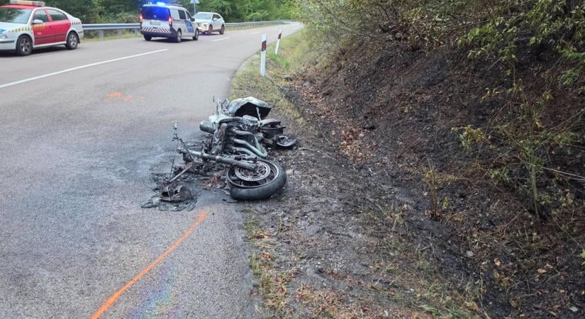 Fotókon a súlyos motorbaleset: felismerhetetlen égett a jármű a 24-esen