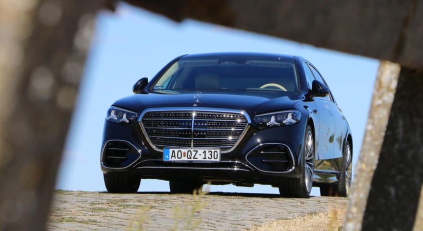 Pompa, luxus és V8 – ritka kényeztetés 78 millióért
