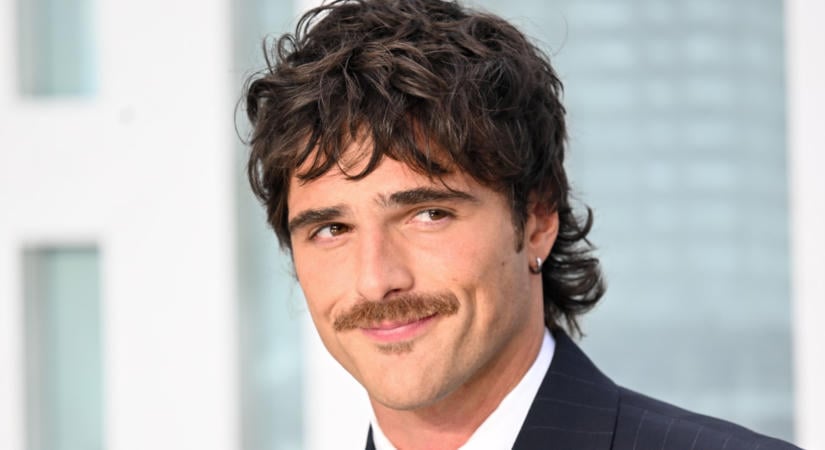 Jacob Elordi megmutatta, milyen egyszerű trükkel lehet feldobni egy basic szettet