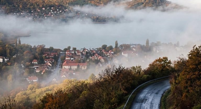 Balatonalmádi nedves őszi reggelein: miért maradhatnak tovább hidegek és csúszósak az árnyékos útszakaszok?