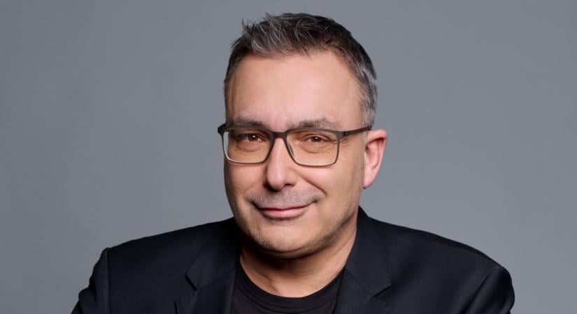 Amerikai hajóútra indult a családjával Sváby András