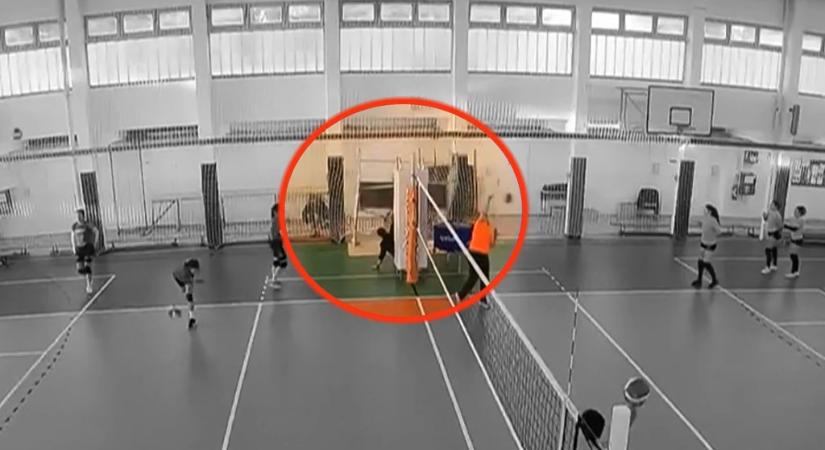 Rádőlt egy állvány a röplabda-meccsről tudósító operatőrre Érden