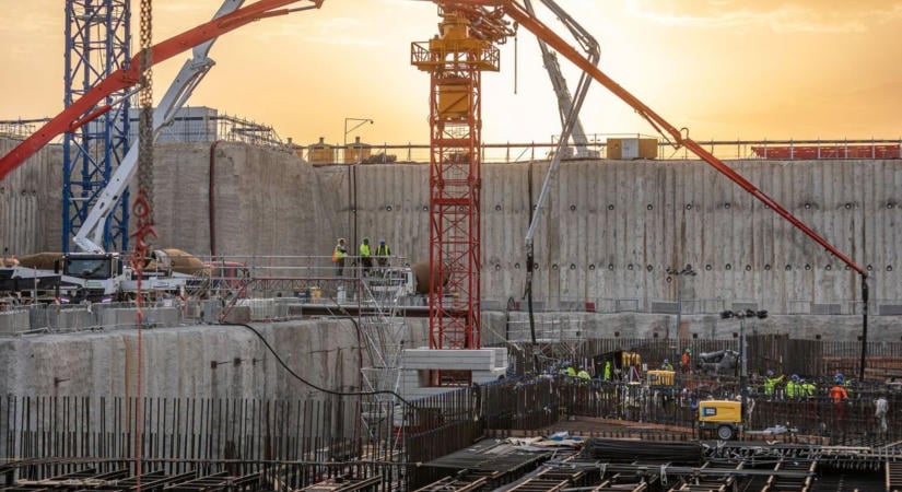 Rekordgyorsasággal öntik a betont Paks 2-nél, miközben csendben éveket csúszik az átadás