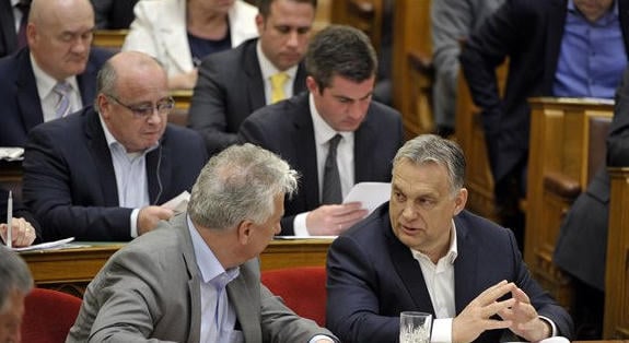 Közzé tették az Orbán-kormány 2010-es üléseinek összefoglalóit