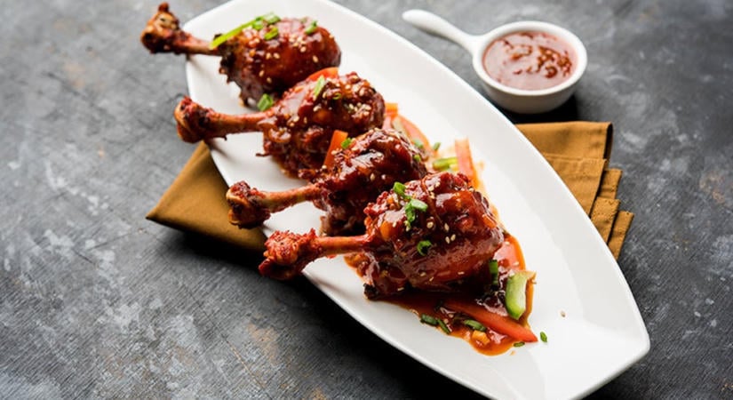 Grillezett csirkecomb-nyalóka édes chilis-narancsos mázzal