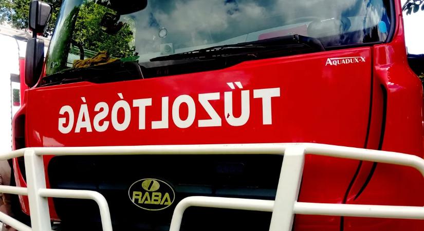 Füstbe borult az Astoria: hatalmas lángokkal égett egy furgon