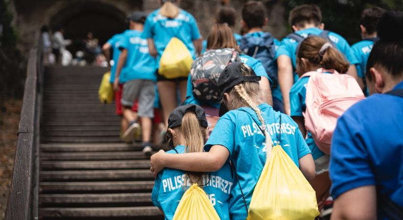 Két hete még a magyar kormány, most a gyerekek vették birtokukba a pilisszentkereszti Bv bázist