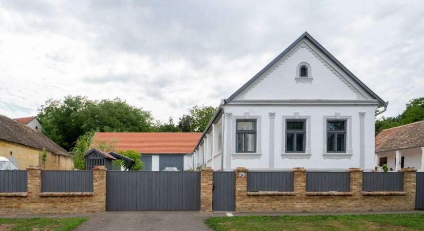 Parasztbarock – Helyi védett lakóépület rekonstrukciója és bővítése Kozármislenyen