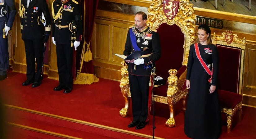 VIII. Haakon Cadillacen érkezett, majd letette esküjét a parlamentben