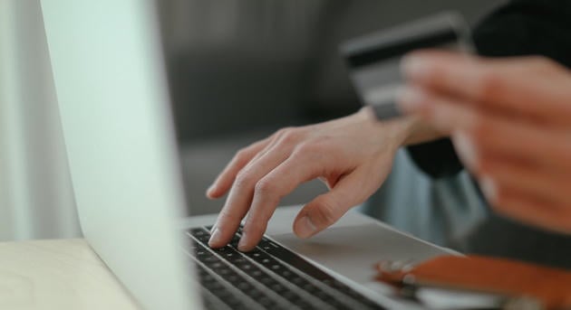 A dolgozók saját zsebből is egyre többet költenek a mesterséges intelligenciára