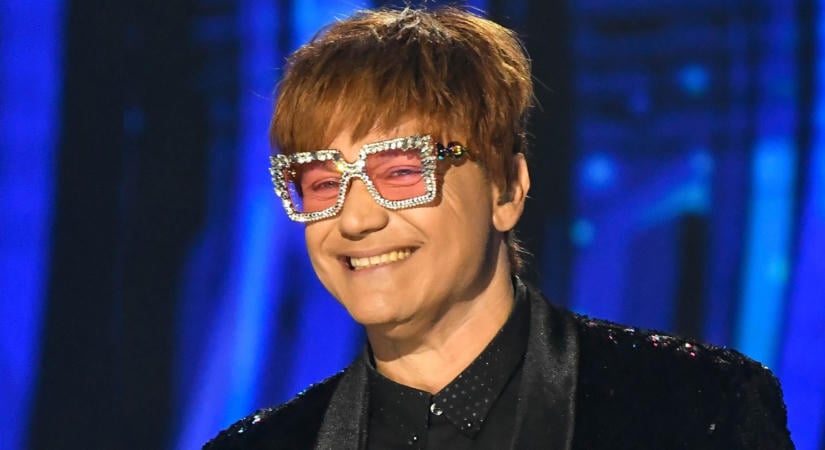 Kovács Áron Elton Johnként üzent szerelmének