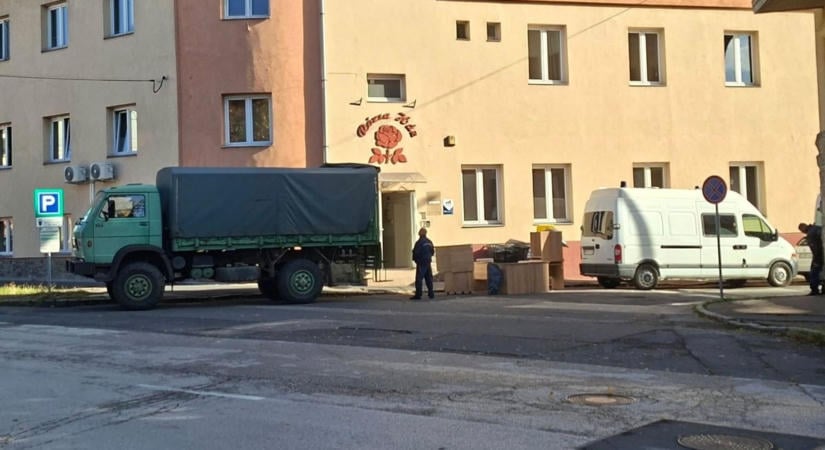 Katonai járműre emlékeztető teherautó és egyenruhások jelentek meg Miskolcon