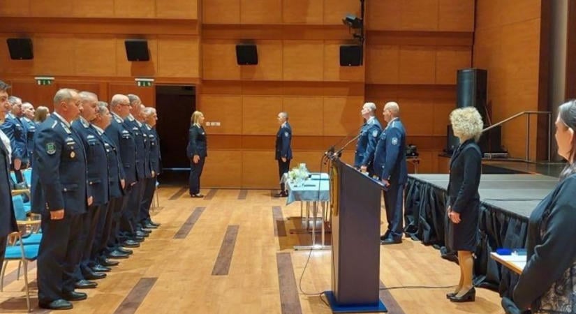 Jutalomeső Tolnában: rendőröket, tűzoltókat és polgári dolgozókat ünnepeltek az ünnepi állománygyűlésen